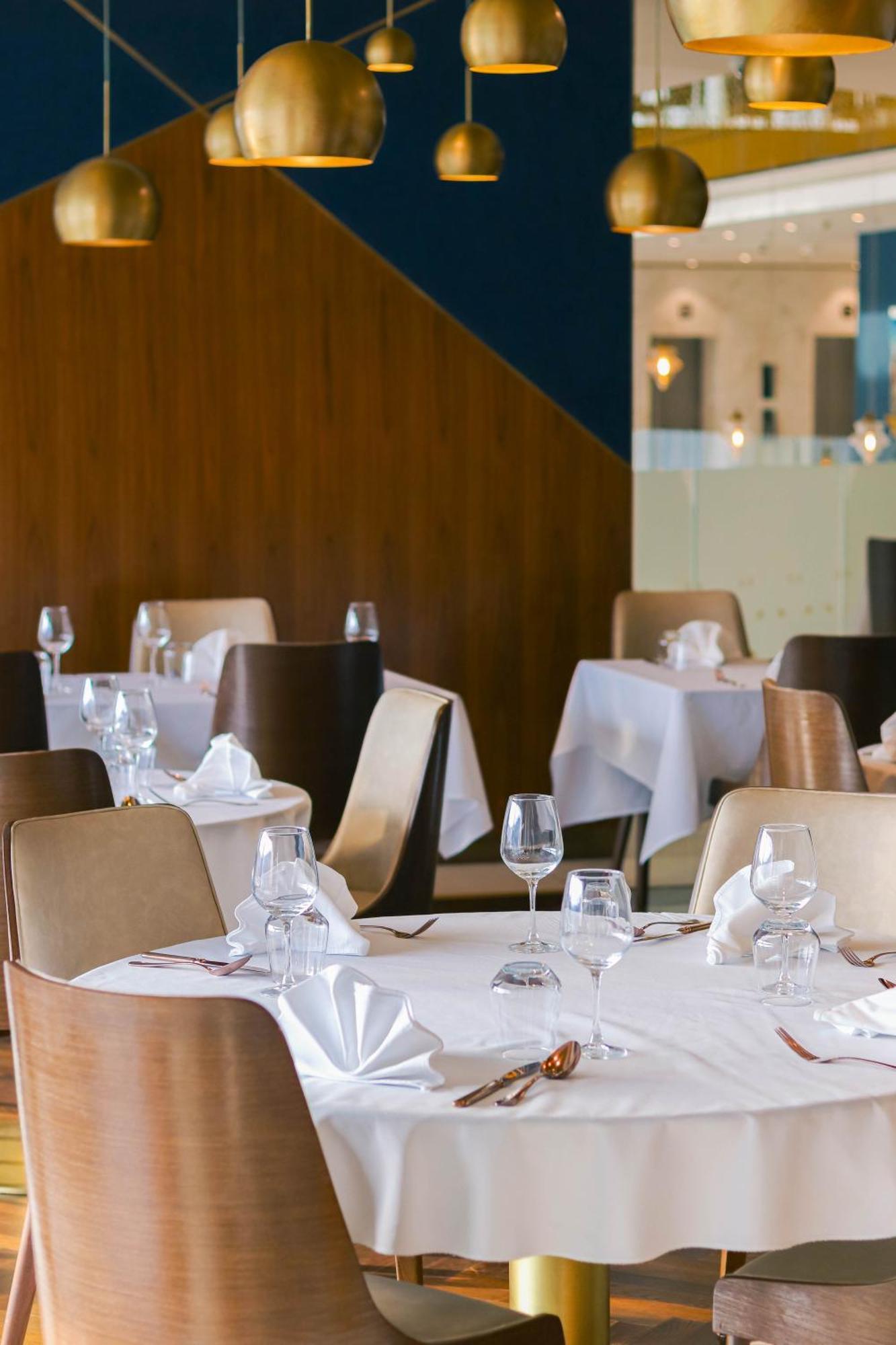 สวิสโซเทล ซาราเจโว Hotel ซาราเยโว ภายนอก รูปภาพ Restaurant interior