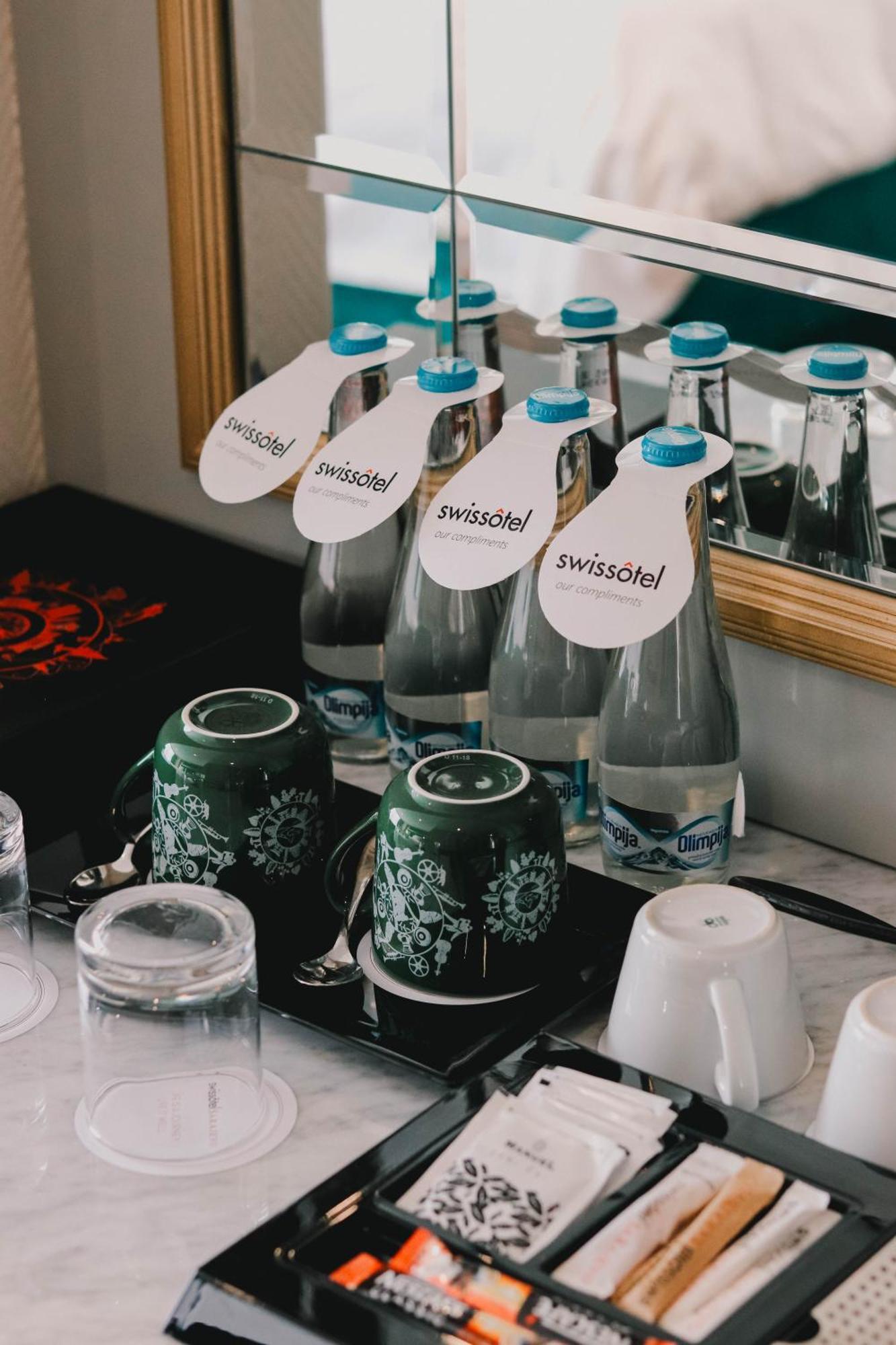 สวิสโซเทล ซาราเจโว Hotel ซาราเยโว ภายนอก รูปภาพ Bottles of Swissotel water