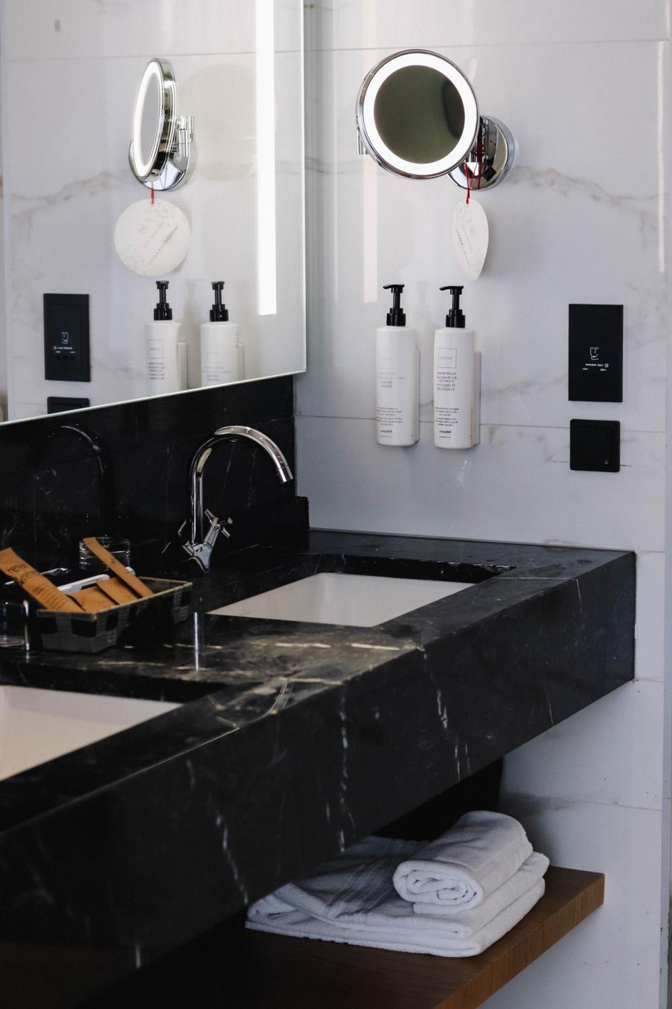 สวิสโซเทล ซาราเจโว Hotel ซาราเยโว ภายนอก รูปภาพ A bathroom with a built-in sink