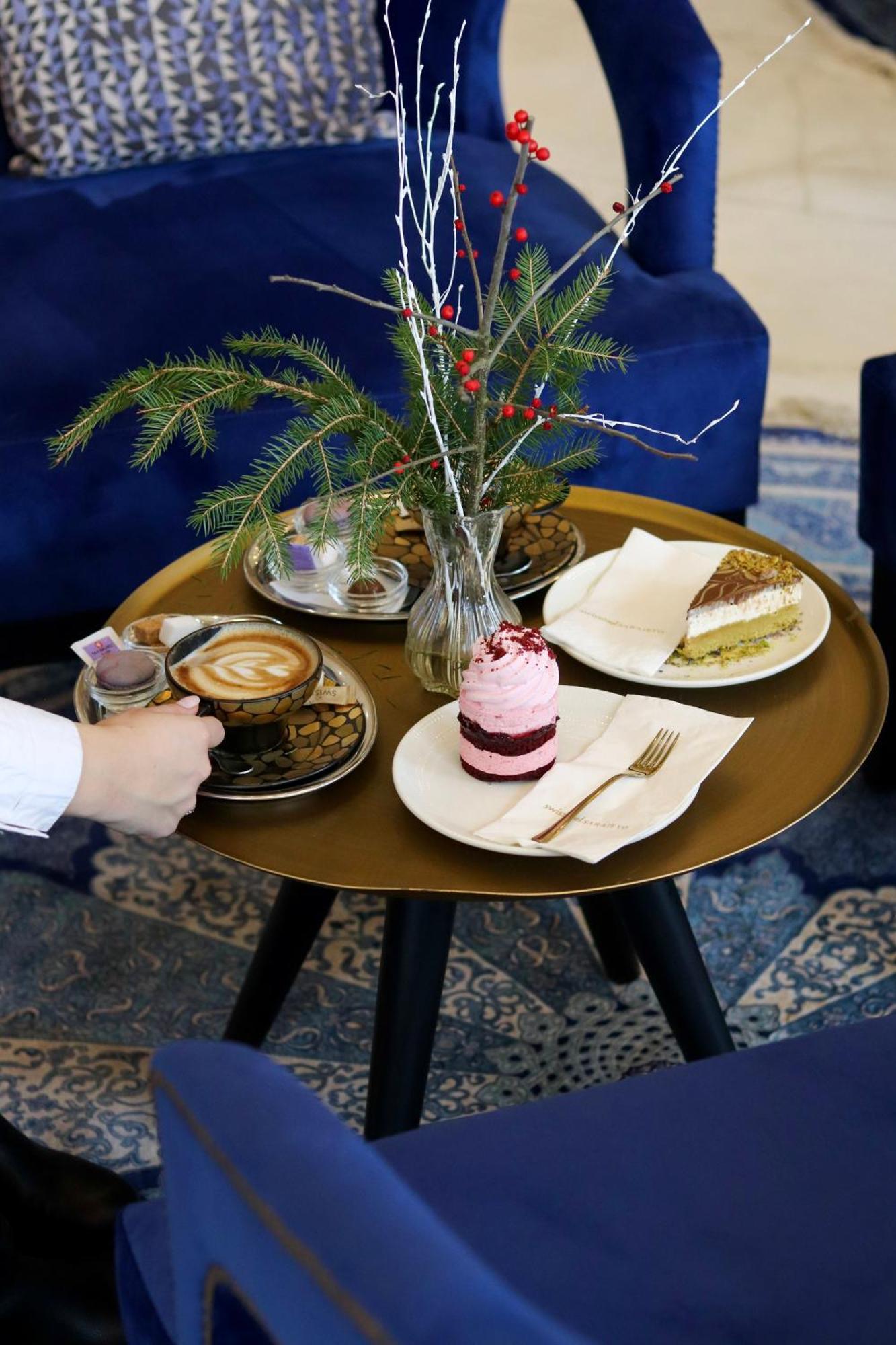 สวิสโซเทล ซาราเจโว Hotel ซาราเยโว ภายนอก รูปภาพ A selection of cakes and coffee