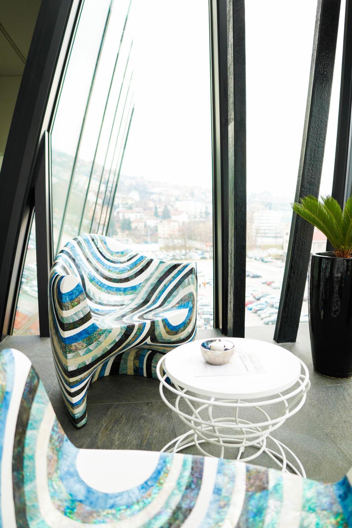 สวิสโซเทล ซาราเจโว Hotel ซาราเยโว ภายนอก รูปภาพ Chair by Karman