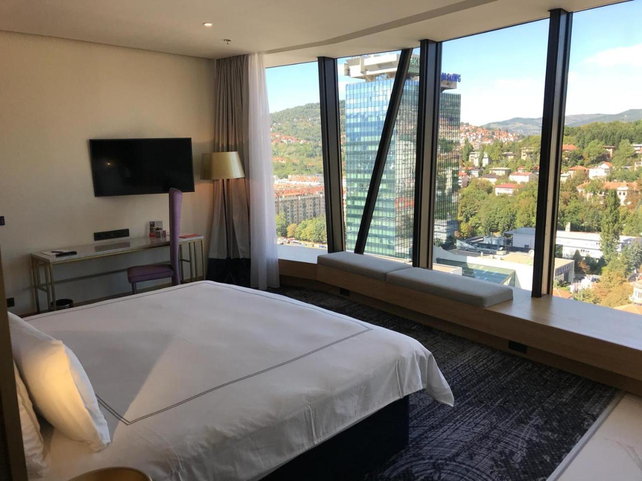 สวิสโซเทล ซาราเจโว Hotel ซาราเยโว ภายนอก รูปภาพ A bedroom at the hotel