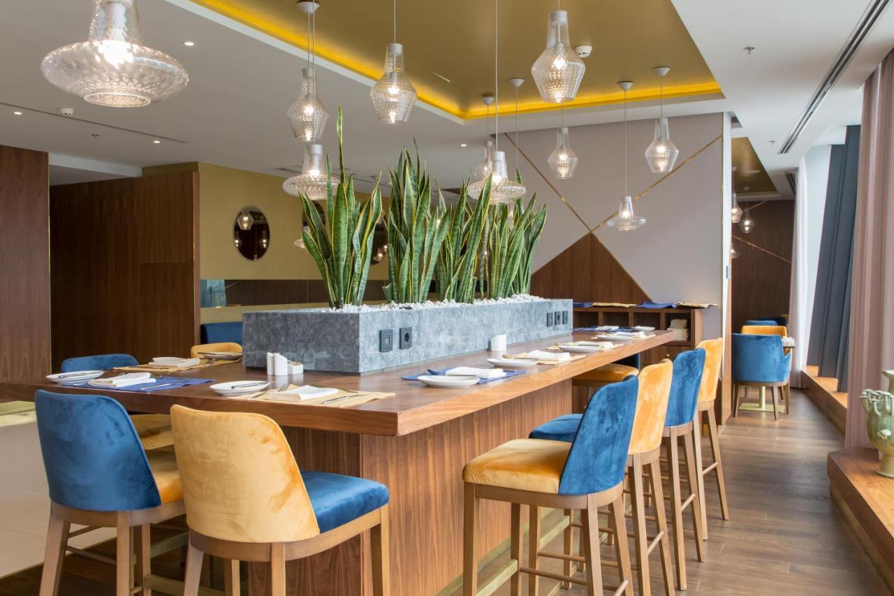 สวิสโซเทล ซาราเจโว Hotel ซาราเยโว ภายนอก รูปภาพ The interior of the restaurant