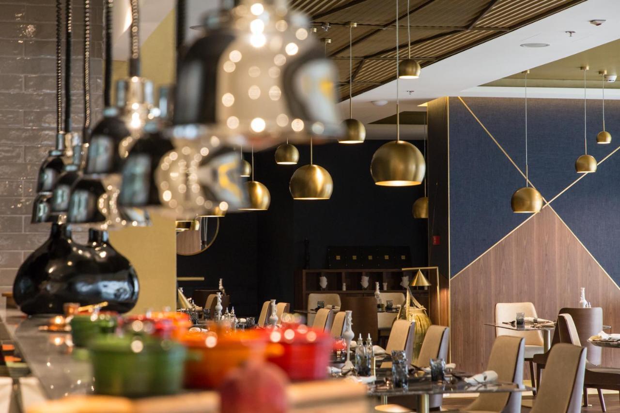 สวิสโซเทล ซาราเจโว Hotel ซาราเยโว ภายนอก รูปภาพ The interior of the restaurant