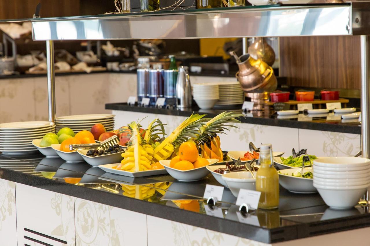 สวิสโซเทล ซาราเจโว Hotel ซาราเยโว ภายนอก รูปภาพ A buffet at a hotel