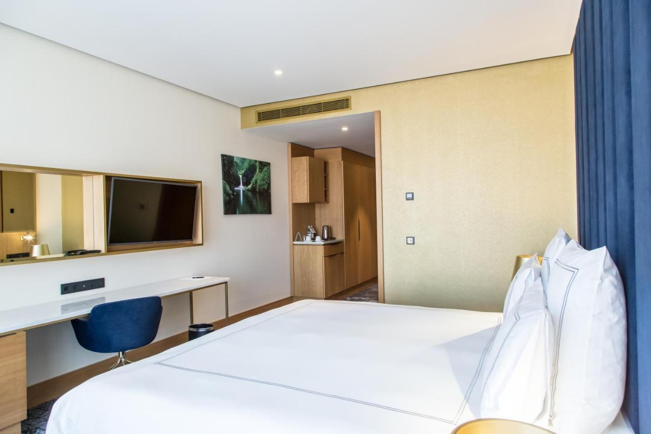 สวิสโซเทล ซาราเจโว Hotel ซาราเยโว ภายนอก รูปภาพ A room at the hotel